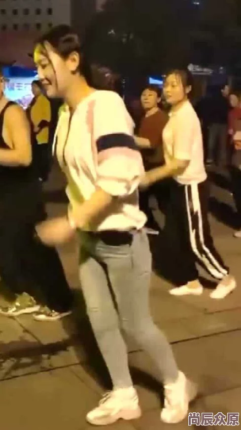 骚美女：街头热舞引围观，网友直呼“太火辣”，瞬间成为社交媒体新宠！