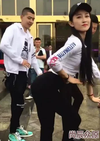骚美女：街头热舞引围观，网友直呼“太火辣”，瞬间成为社交媒体新宠！